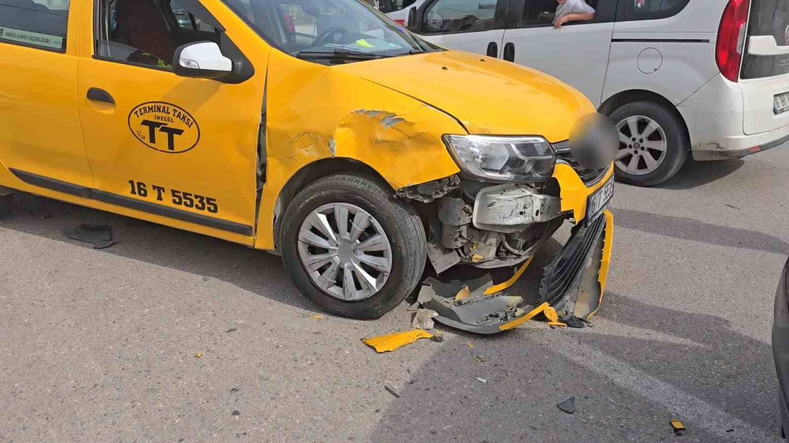 BURSA’NIN İNEGÖL İLÇESİNDE TİCARİ TAKSİ İLE OTOMOBİLİN ÇARPIŞMASI SONUCU MEYDANA GELEN KAZADA 2 KİŞİ YARALANDI.