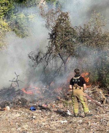 BURSA'NIN MUDANYA İLÇESİ ORMANLIK ALANDA YAKILAN ATEŞİN ÇEVREDEKİ KURU OT VE AĞAÇLARI TUTUŞTURMASIYLA BAŞLAYAN YANGIN, YUNUS EKİPLERİNİN DEVRİYE SIRASINDA DUMANLARI FARK ETMESİ SAYESİNDE BÜYÜMEDEN SÖNDÜRÜLDÜ.