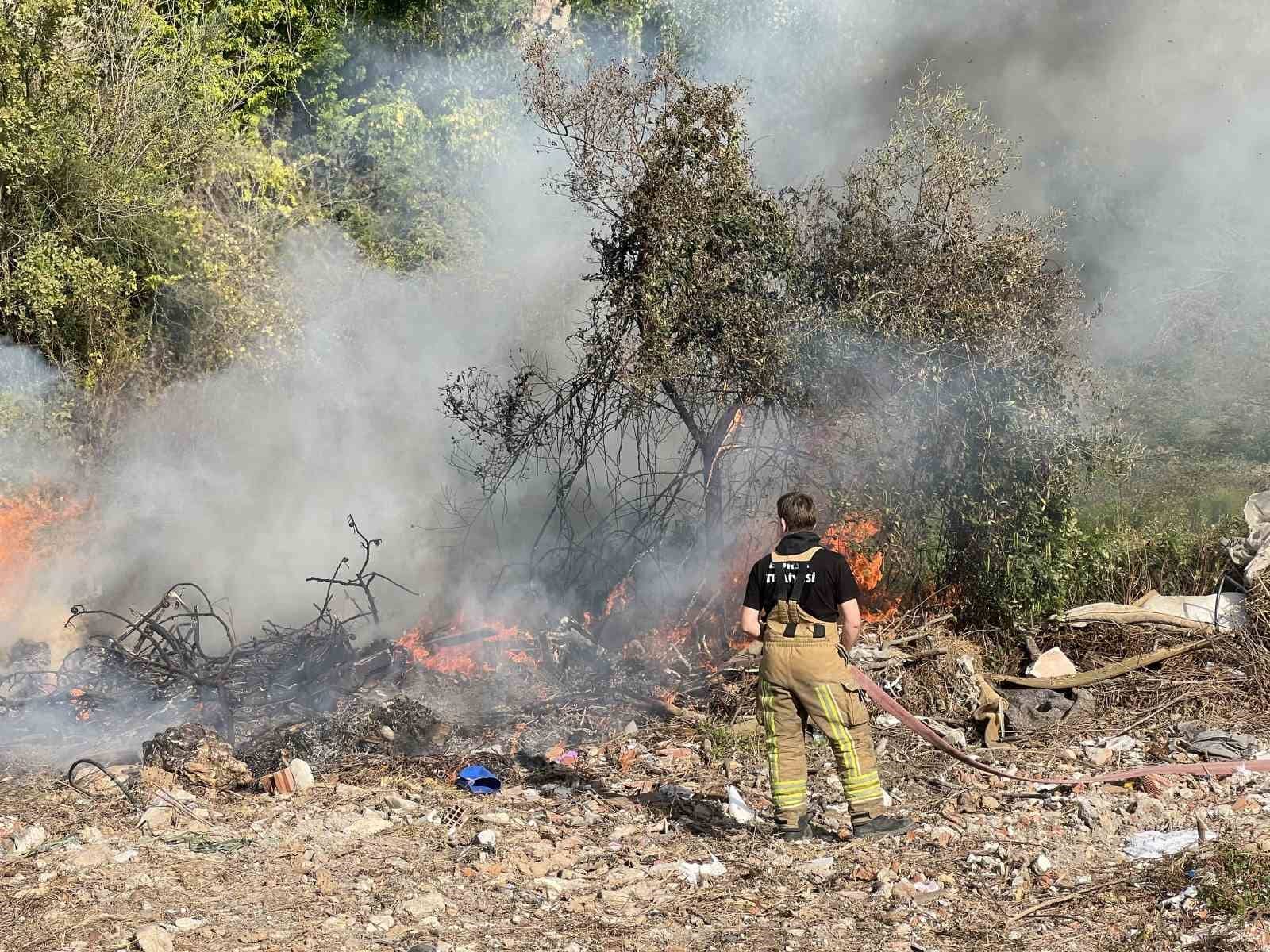 BURSA'NIN MUDANYA İLÇESİ ORMANLIK ALANDA YAKILAN ATEŞİN ÇEVREDEKİ KURU OT VE AĞAÇLARI TUTUŞTURMASIYLA BAŞLAYAN YANGIN, YUNUS EKİPLERİNİN DEVRİYE SIRASINDA DUMANLARI FARK ETMESİ SAYESİNDE BÜYÜMEDEN SÖNDÜRÜLDÜ.