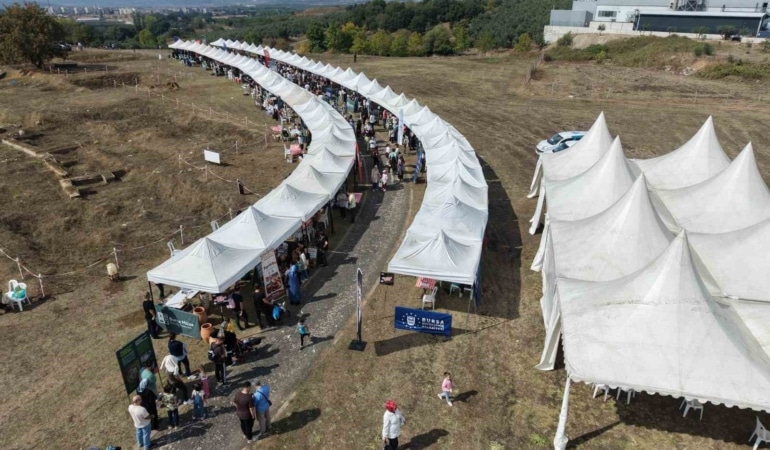 8 BİN 500 YILLIK GEÇMİŞE IŞIK TUTAN FESTİVALİN İLK GÜNÜ, TARİH VE ARKEOLOJİ MERAKLILARININ YANI SIRA ÇOCUKLAR VE AİLELERDEN YOĞUN İLGİ GÖRDÜ.