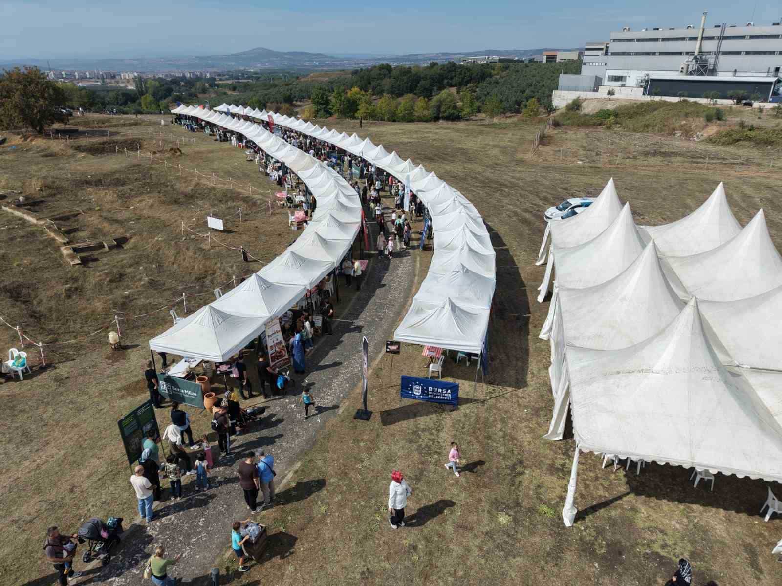 8 BİN 500 YILLIK GEÇMİŞE IŞIK TUTAN FESTİVALİN İLK GÜNÜ, TARİH VE ARKEOLOJİ MERAKLILARININ YANI SIRA ÇOCUKLAR VE AİLELERDEN YOĞUN İLGİ GÖRDÜ.