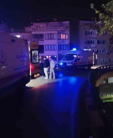 YARALILAR, AMBULANSLARLA HASTANEYE KALDIRILARAK TEDAVİ ALTINA ALINDI.