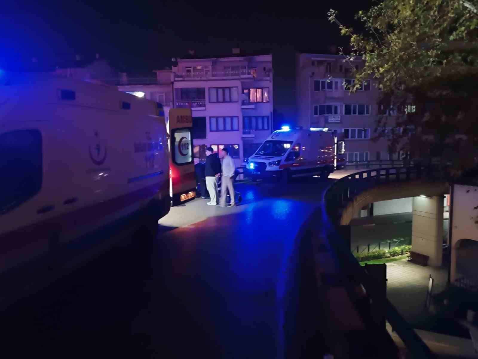 YARALILAR, AMBULANSLARLA HASTANEYE KALDIRILARAK TEDAVİ ALTINA ALINDI.