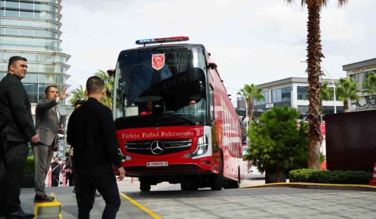 UEFA ULUSLAR A LİGİ 1. GRUP'TAKİ İKİNCİ MAÇINDA YARIN İTALYA İLE KARŞILAŞACAK A MİLLİ FUTBOL TAKIMI, BURSA'YA GELDİ.