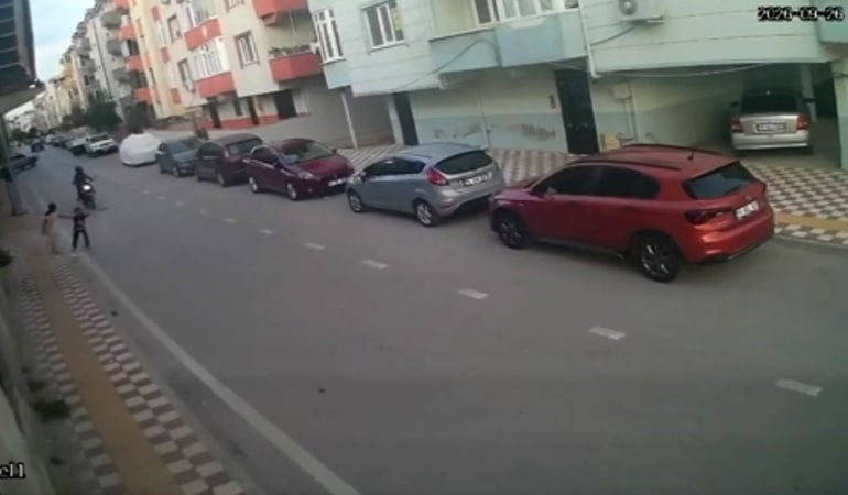 BURSA’NIN KARACABEY İLÇESİNDE ANİDEN YOLA ÇIKAN KÜÇÜK ÇOCUĞA MOTOSİKLET ÇARPTI.