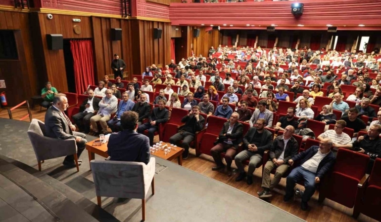 BURSA BÜYÜKŞEHİR BELEDİYESİ TARAFINDAN BURSA’NIN FETHİ’NİN 700. YILI ETKİNLİKLERİ KAPSAMINDA DÜZENLENEN ‘KURULUŞUN BAŞKENTİ BURSA’ SÖYLEŞİSİNDE, OSMANLI DEVLETİ’NİN KURULUŞ VE YÜKSELİŞ SÜRECİNDE BURSA’NIN ÜSTLENDİĞİ TARİHİ ROL, AKADEMİK PERSPEKTİFLE ELE ALINDI.