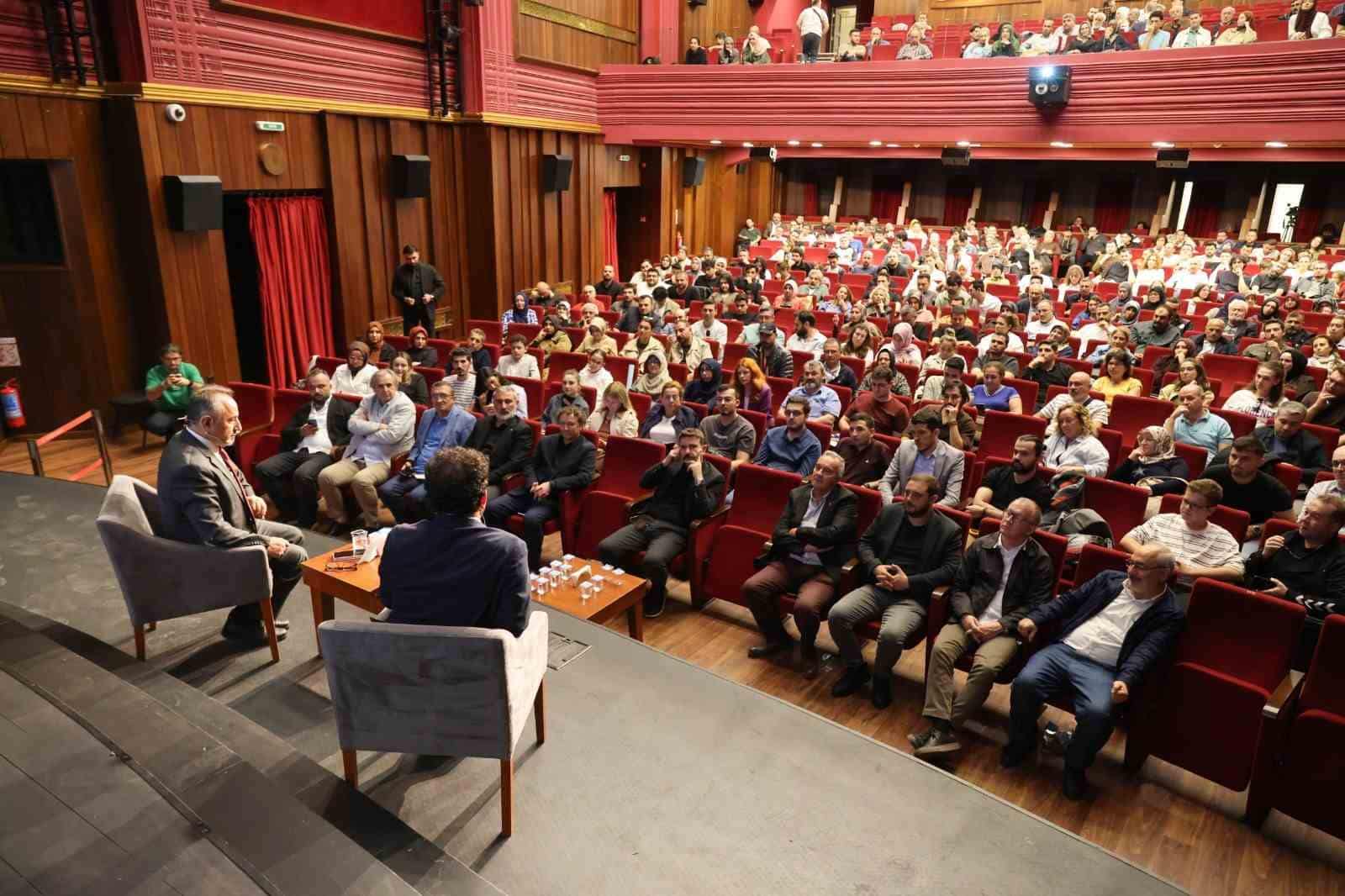 BURSA BÜYÜKŞEHİR BELEDİYESİ TARAFINDAN BURSA’NIN FETHİ’NİN 700. YILI ETKİNLİKLERİ KAPSAMINDA DÜZENLENEN ‘KURULUŞUN BAŞKENTİ BURSA’ SÖYLEŞİSİNDE, OSMANLI DEVLETİ’NİN KURULUŞ VE YÜKSELİŞ SÜRECİNDE BURSA’NIN ÜSTLENDİĞİ TARİHİ ROL, AKADEMİK PERSPEKTİFLE ELE ALINDI.