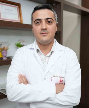 ÇOCUKLUK ÇAĞINDA SIK GÖRÜLEN ACİL CERRAHİ HASTALIKLARIN BAŞINDA GELEN APANDİSİT, HER ÇOCUKTA AYNI BELİRTİLERLE ORTAYA ÇIKMAYABİLİYOR. ÖZELLİKLE KÜÇÜK ÇOCUKLARDA TANININ GECİKMEMESİ İÇİN KARIN AĞRISININ SEYRİ VE EŞLİK EDEN BULGULARIN DİKKATLE DEĞERLENDİRİLMESİ ÖNEM TAŞIYOR. HAYAT HASTANESİ ÇOCUK CERRAHİSİ UZMANI BAHTİYAR MEHDİ, GEÇMEYEN VE GİDEREK ŞİDDETLENEN KARIN AĞRISININ İHMAL EDİLMEMESİ GEREKTİĞİNİ BELİRTEREK, ERKEN HEKİM DEĞERLENDİRMESİNİN ÖNEMİNE DİKKAT ÇEKTİ.