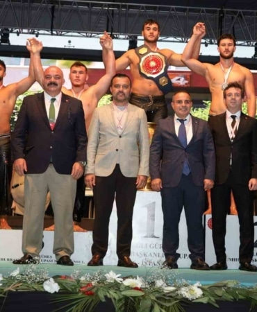 BURSA BÜYÜKŞEHİR BELEDİYESPOR GÜREŞÇİSİ ALPEREN DÜZENCİ, İSTANBUL’DA DÜZENLENEN ‘YAĞLI GÜREŞ CUMHURBAŞKANLIĞI KUPASI’NDA KÜÇÜK ORTA BÜYÜK KATEGORİSİNDE 3’ÜNCÜ OLDU.
