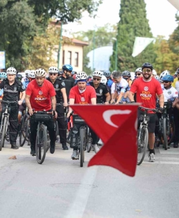 18. TOPHANE-NİLÜFER-MUDANYA BİSİKLET TURU’NDA YÜZLERCE BİSİKLETÇİYLE BİRLİKTE PEDAL ÇEVİREN OSMANGAZİ BELEDİYE BAŞKANI ERKAN AYDIN, BİSİKLET KULLANIMINA VE ÇEVRE DOSTU ULAŞIMA DİKKAT ÇEKTİ.