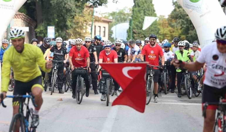18. TOPHANE-NİLÜFER-MUDANYA BİSİKLET TURU’NDA YÜZLERCE BİSİKLETÇİYLE BİRLİKTE PEDAL ÇEVİREN OSMANGAZİ BELEDİYE BAŞKANI ERKAN AYDIN, BİSİKLET KULLANIMINA VE ÇEVRE DOSTU ULAŞIMA DİKKAT ÇEKTİ.