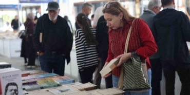 2. OSMANGAZİ KİTAP GÜNLERİ, KİTAPSEVERLERİN YOĞUN İLGİSİYLE DEVAM EDİYOR. ÜNLÜ YAZAR AHMET ÜMİT'İN KONUK OLDUĞU PROGRAMDA YOĞUN KATILIM DİKKAT ÇEKERKEN, İMZA ETKİNLİĞİNDE UZUN KUYRUKLAR OLUŞTU.