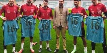BURSASPOR BAŞKANI ENES ÇELİK, İTALYA MAÇI ÖNCESİ A MİLLİ TAKIM’IN ANTRENMANINI ZİYARET EDEREK BURSASPOR ALTYAPISINDAN YETİŞEN MİLLİLERE FETİH FORMASI HEDİYE ETTİ.
