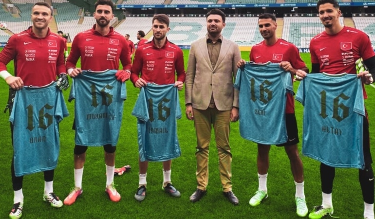 BURSASPOR BAŞKANI ENES ÇELİK, İTALYA MAÇI ÖNCESİ A MİLLİ TAKIM’IN ANTRENMANINI ZİYARET EDEREK BURSASPOR ALTYAPISINDAN YETİŞEN MİLLİLERE FETİH FORMASI HEDİYE ETTİ.