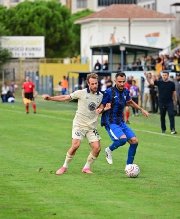 TFF 2’NCİ LİG KIRMIZI GRUP ’ÜNCÜ HAFTA KARŞILAŞMASINDA KARACABEY BELEDİYESPOR, SAHASINDA AĞIRLADIĞI ANKARAGÜCÜ’NE 4-1 MAĞLUP OLDU.