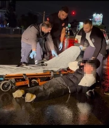 BURSA’DA YAĞIŞLI HAVADA MOTOSİKLET DEVRİLDİ: YARALININ RAHAT TAVIRLARI DİKKAT ÇEKTİ