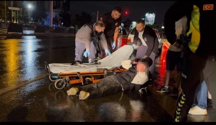 BURSA’DA YAĞIŞLI HAVADA MOTOSİKLET DEVRİLDİ: YARALININ RAHAT TAVIRLARI DİKKAT ÇEKTİ