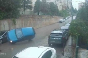 BURSA'DA SEYİR HALİNDEYKEN SÜRÜCÜSÜNÜN DİREKSİYON HAKİMİYETİNİ KAYBETTİĞİ OTOMOBİL, PARK HALİNDEKİ ARAÇLARA ÇARPARAK TERS DÖNDÜ. KAZADA ARAÇTA BULUNAN SÜRÜCÜ VE YOLCULAR YARALANIRKEN, AYRICA PARK HALİNDEKİ 3 ARAÇ HASAR OLUŞTU.