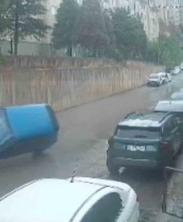 BURSA'DA SEYİR HALİNDEYKEN SÜRÜCÜSÜNÜN DİREKSİYON HAKİMİYETİNİ KAYBETTİĞİ OTOMOBİL, PARK HALİNDEKİ ARAÇLARA ÇARPARAK TERS DÖNDÜ. KAZADA ARAÇTA BULUNAN SÜRÜCÜ VE YOLCULAR YARALANIRKEN, AYRICA PARK HALİNDEKİ 3 ARAÇ HASAR OLUŞTU.