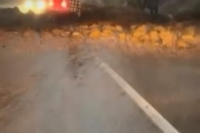 BURSA’DA İKİ GÜNDÜR ETKİLİ OLAN SAĞANAK YAĞIŞIN ARDINDAN ULUDAĞ YOLUNDA HEYELAN MEYDANA GELDİ. TOPRAK KAYMASI NEDENİYLE BİR SÜRE ULAŞIMA KAPANAN YOL, KARAYOLLARI EKİPLERİNİN ÇALIŞMASIYLA YENİDEN TRAFİĞE AÇILDI.