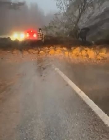 BURSA’DA İKİ GÜNDÜR ETKİLİ OLAN SAĞANAK YAĞIŞIN ARDINDAN ULUDAĞ YOLUNDA HEYELAN MEYDANA GELDİ. TOPRAK KAYMASI NEDENİYLE BİR SÜRE ULAŞIMA KAPANAN YOL, KARAYOLLARI EKİPLERİNİN ÇALIŞMASIYLA YENİDEN TRAFİĞE AÇILDI.