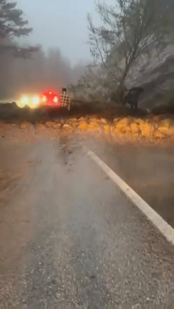 BURSA’DA İKİ GÜNDÜR ETKİLİ OLAN SAĞANAK YAĞIŞIN ARDINDAN ULUDAĞ YOLUNDA HEYELAN MEYDANA GELDİ. TOPRAK KAYMASI NEDENİYLE BİR SÜRE ULAŞIMA KAPANAN YOL, KARAYOLLARI EKİPLERİNİN ÇALIŞMASIYLA YENİDEN TRAFİĞE AÇILDI.