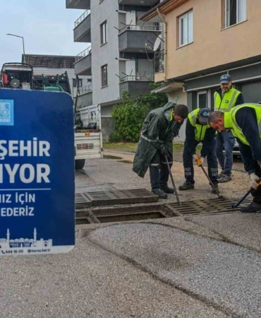 BURSA BÜYÜKŞEHİR BELEDİYESİ, ŞEHİR GENELİNDE ETKİLİ OLAN YOĞUN YAĞIŞ VE OLUMSUZ HAVA KOŞULLARINA KARŞI TÜM BİRİMLERİYLE TEYAKKUZA GEÇTİ.