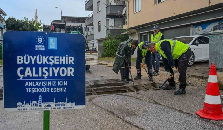 BURSA BÜYÜKŞEHİR BELEDİYESİ, ŞEHİR GENELİNDE ETKİLİ OLAN YOĞUN YAĞIŞ VE OLUMSUZ HAVA KOŞULLARINA KARŞI TÜM BİRİMLERİYLE TEYAKKUZA GEÇTİ.