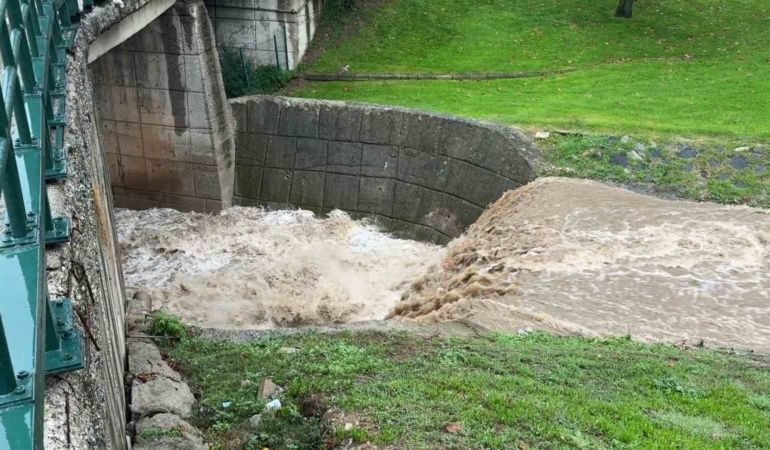 BURSA’DA İKİ GÜNDÜR ETKİSİNİ SÜRDÜREN SAĞANAK YAĞIŞ, DERELERDEKİ SU SEVİYELERİNİN YÜKSELMESİNE NEDEN OLDU. KAPLIKAYA DERESİ’NDE ARTAN SU SEVİYESİ VE AKINTININ HIZI DİKKAT ÇEKTİ.