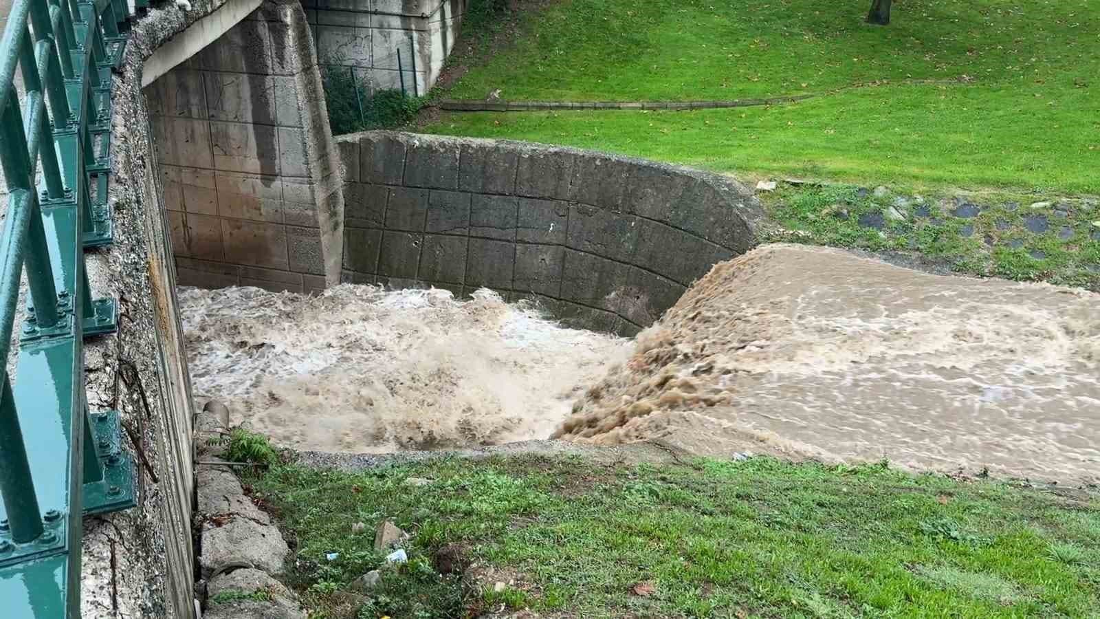 BURSA’DA İKİ GÜNDÜR ETKİSİNİ SÜRDÜREN SAĞANAK YAĞIŞ, DERELERDEKİ SU SEVİYELERİNİN YÜKSELMESİNE NEDEN OLDU. KAPLIKAYA DERESİ’NDE ARTAN SU SEVİYESİ VE AKINTININ HIZI DİKKAT ÇEKTİ.