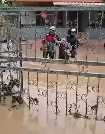 BURSA’NIN MUDANYA İLÇESİNDE ETKİLİ OLAN SAĞANAK YAĞIŞ SEBEBİYLE SU BASKININDA MAHSUR KALANLAR BÖYLE KURTARILDI.