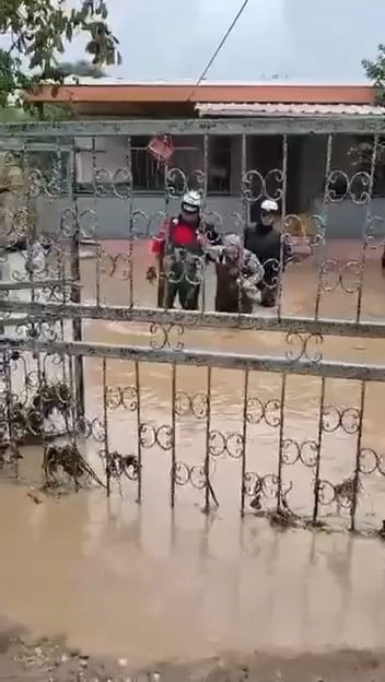 BURSA’NIN MUDANYA İLÇESİNDE ETKİLİ OLAN SAĞANAK YAĞIŞ SEBEBİYLE SU BASKININDA MAHSUR KALANLAR BÖYLE KURTARILDI.