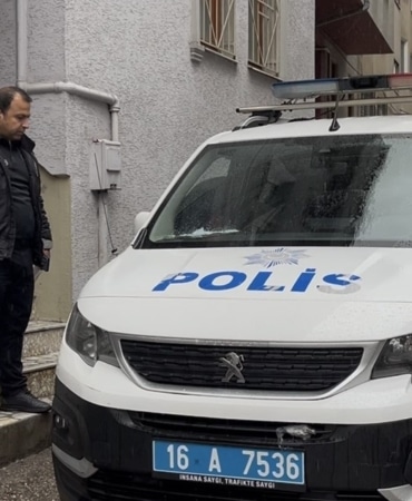 BURSA’DA CEZAEVİNDEN İZİNLİ ÇIKAN 3 ARKADAŞIN KALDIĞI EVDE BİR KİŞİ ÖLÜ BULUNDU. OLAYLA İLGİLİ EVDE BULUNAN 2 KİŞİ GÖZALTINA ALINIRKEN, ŞAHSIN KESİN ÖLÜM NEDENİNİN BELİRLENMESİ İÇİN SORUŞTURMA BAŞLATILDI.