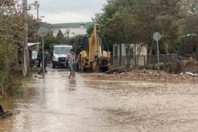 BURSA’NIN MUDANYA İLÇESİNDE ETKİLİ OLAN SAĞANAK YAĞIŞ, HAYATI OLUMSUZ ETKİLEDİ. ŞİDDETLİ YAĞIŞIN ARDINDAN BİRÇOK EVİN BAHÇESİ TAMAMEN SULAR ALTINDA KALIRKEN, YAZ AYLARINDA ÖZENLE BAKILAN BAHÇE YAĞMUR SULARINA TESLİM OLDU.