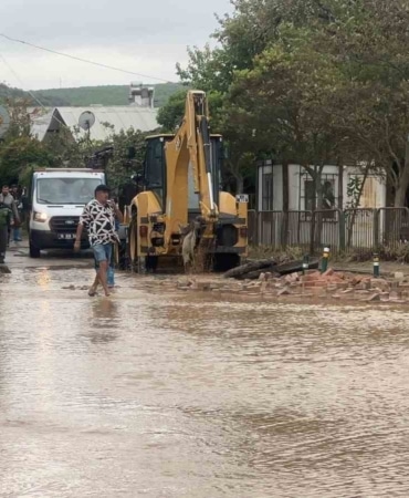 BURSA’NIN MUDANYA İLÇESİNDE ETKİLİ OLAN SAĞANAK YAĞIŞ, HAYATI OLUMSUZ ETKİLEDİ. ŞİDDETLİ YAĞIŞIN ARDINDAN BİRÇOK EVİN BAHÇESİ TAMAMEN SULAR ALTINDA KALIRKEN, YAZ AYLARINDA ÖZENLE BAKILAN BAHÇE YAĞMUR SULARINA TESLİM OLDU.