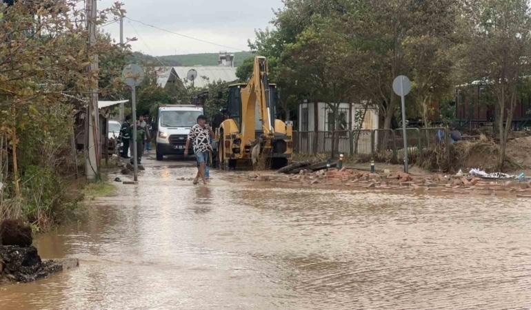 BURSA’NIN MUDANYA İLÇESİNDE ETKİLİ OLAN SAĞANAK YAĞIŞ, HAYATI OLUMSUZ ETKİLEDİ. ŞİDDETLİ YAĞIŞIN ARDINDAN BİRÇOK EVİN BAHÇESİ TAMAMEN SULAR ALTINDA KALIRKEN, YAZ AYLARINDA ÖZENLE BAKILAN BAHÇE YAĞMUR SULARINA TESLİM OLDU.