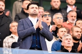 BURSASPOR BAŞKANI ENES ÇELİK, PABLO MARTİN BATALLA VE MUSTAFA ER ÜZERİNDEN YAPILAN TARTIŞMALARA TEPKİ GÖSTEREREK, "KİŞİLERİ BURSASPOR’UN ÜSTÜNE KOYMAYALIM" DEDİ.