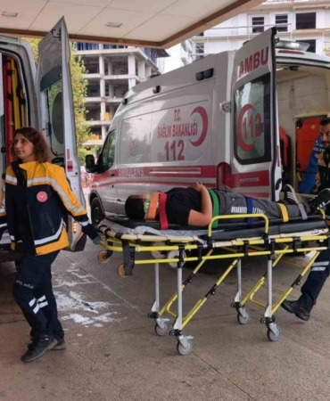 BURSA’NIN İNEGÖL İLÇESİNDE MEYDANA GELEN OLAYDA, 12 YAŞINDAKİ ÇOCUK APARTMANIN MERDİVEN BOŞLUĞUNA DÜŞEREK YARALANDI.