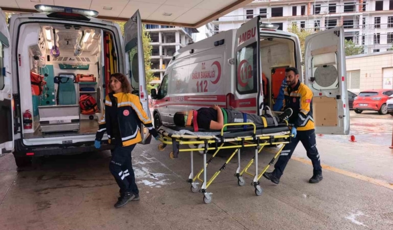 BURSA’NIN İNEGÖL İLÇESİNDE MEYDANA GELEN OLAYDA, 12 YAŞINDAKİ ÇOCUK APARTMANIN MERDİVEN BOŞLUĞUNA DÜŞEREK YARALANDI.