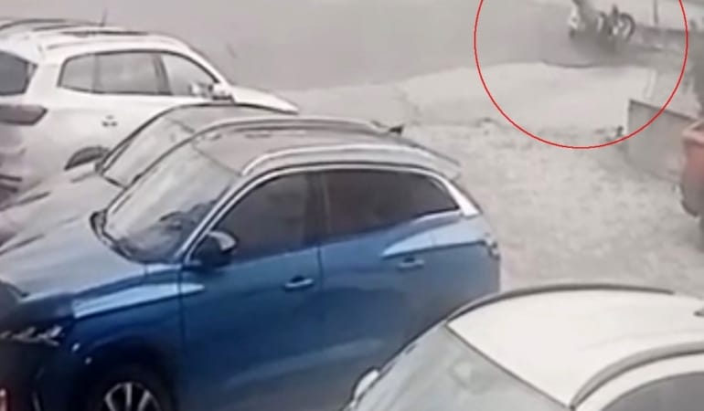 ALKOLLÜ OLDUĞU İDDİA EDİLEN İ.K., KULLANDIĞI MOTOSİKLETLE TERS YÖNDE İLERLEDİĞİ SIRADA DENGESİNİ KAYBEDEREK ALT YOLA DÜŞTÜ. KAZA GÜVENLİK KAMERALARINA YANSIDI.
