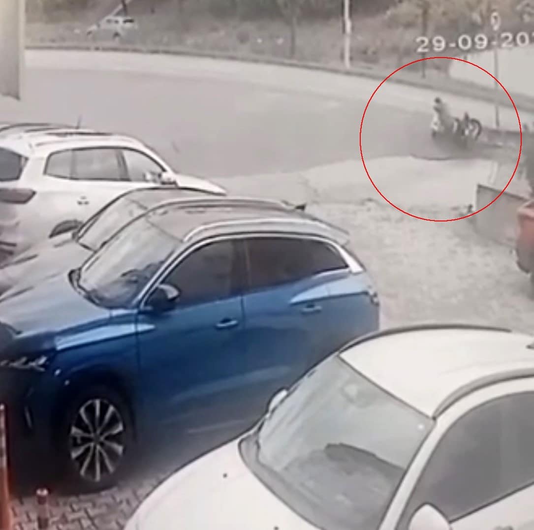 ALKOLLÜ OLDUĞU İDDİA EDİLEN İ.K., KULLANDIĞI MOTOSİKLETLE TERS YÖNDE İLERLEDİĞİ SIRADA DENGESİNİ KAYBEDEREK ALT YOLA DÜŞTÜ. KAZA GÜVENLİK KAMERALARINA YANSIDI.