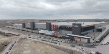 ÖZDİLEK HOLDİNG, 55. YILINDA BURSA TEKSTİL BOYAHANELERİ İHTİSAS ORGANİZE SANAYİ BÖLGESİ'NDEKİ ÖZDİLEK ÜRETİM KOMPLEKSİ'Nİ TÖRENLE HİZMETE AÇTI. 120 MİLYON DOLARLIK YATIRIMLA HAYATA GEÇİRİLEN VE 106 BİN METREKARE KAPALI ALANA SAHİP OLAN KOMPLEKS; İLERİ TEKNOLOJİ, DİJİTALLEŞME VE SÜRDÜRÜLEBİLİRLİK ODAĞINDA TASARLANAN ENTEGRE ÜRETİM YAPISIYLA ÖZDİLEK'İN ÜRETİM GÜCÜNÜ GELECEĞE TAŞIYACAK.