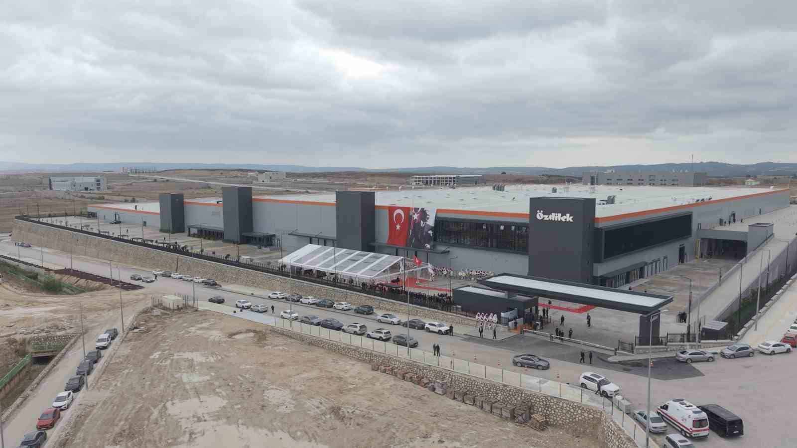 ÖZDİLEK HOLDİNG, 55. YILINDA BURSA TEKSTİL BOYAHANELERİ İHTİSAS ORGANİZE SANAYİ BÖLGESİ'NDEKİ ÖZDİLEK ÜRETİM KOMPLEKSİ'Nİ TÖRENLE HİZMETE AÇTI. 120 MİLYON DOLARLIK YATIRIMLA HAYATA GEÇİRİLEN VE 106 BİN METREKARE KAPALI ALANA SAHİP OLAN KOMPLEKS; İLERİ TEKNOLOJİ, DİJİTALLEŞME VE SÜRDÜRÜLEBİLİRLİK ODAĞINDA TASARLANAN ENTEGRE ÜRETİM YAPISIYLA ÖZDİLEK'İN ÜRETİM GÜCÜNÜ GELECEĞE TAŞIYACAK.
