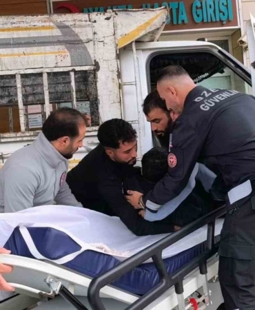 BURSA’NIN İNEGÖL İLÇESİNDE KAMYONETİN ÜZERİNDEN YAKLAŞIK 2 METRE YÜKSEKLİKTEN DÜŞEN 22 YAŞINDAKİ GENÇ YARALANDI.