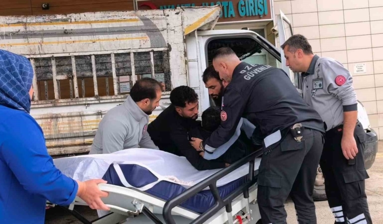 BURSA’NIN İNEGÖL İLÇESİNDE KAMYONETİN ÜZERİNDEN YAKLAŞIK 2 METRE YÜKSEKLİKTEN DÜŞEN 22 YAŞINDAKİ GENÇ YARALANDI.