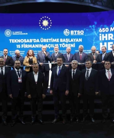 BURSA TİCARET VE SANAYİ ODASI (BTSO), YÖNETİM KURULU BAŞKANI İBRAHİM BURKAY LİDERLİĞİNDE 2013 YILINDA ORTAYA KOYDUĞU VİZYONLA KENTİN ÜRETİM, TİCARET VE İHRACAT GÜCÜNÜ GELECEĞİN EKONOMİSİNE TAŞIYAN KAPSAMLI BİR DÖNÜŞÜM HAMLESİ BAŞLATTI. ORTAK AKIL ANLAYIŞIYLA ŞEKİLLENEN SÜREÇTE 60’I AŞKIN MAKRO PROJE VE ÇALIŞMA HAYATA GEÇİRİLİRKEN; TEKNOLOJİ, NİTELİKLİ İNSAN KAYNAĞI, SÜRDÜRÜLEBİLİRLİK VE KÜRESEL REKABETÇİLİK ODAĞINDA GÜÇLÜ BİR EKOSİSTEM KURULDU. BUGÜNE KADAR GERÇEKLEŞTİRİLEN ÇALIŞMALARIN UZUN VADELİ GELECEK VİZYONUNUN TEMELİNİ OLUŞTURDUĞUNU BELİRTEN BTSO BAŞKANI İBRAHİM BURKAY, 2030 HEDEFLERİ DOĞRULTUSUNDA YENİ NESİL PROJELERLE BU DÖNÜŞÜM SÜRECİNİ ÇOK DAHA İLERİ BİR SEVİYEYE TAŞIYACAKLARINI SÖYLEDİ.