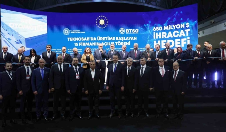BURSA TİCARET VE SANAYİ ODASI (BTSO), YÖNETİM KURULU BAŞKANI İBRAHİM BURKAY LİDERLİĞİNDE 2013 YILINDA ORTAYA KOYDUĞU VİZYONLA KENTİN ÜRETİM, TİCARET VE İHRACAT GÜCÜNÜ GELECEĞİN EKONOMİSİNE TAŞIYAN KAPSAMLI BİR DÖNÜŞÜM HAMLESİ BAŞLATTI. ORTAK AKIL ANLAYIŞIYLA ŞEKİLLENEN SÜREÇTE 60’I AŞKIN MAKRO PROJE VE ÇALIŞMA HAYATA GEÇİRİLİRKEN; TEKNOLOJİ, NİTELİKLİ İNSAN KAYNAĞI, SÜRDÜRÜLEBİLİRLİK VE KÜRESEL REKABETÇİLİK ODAĞINDA GÜÇLÜ BİR EKOSİSTEM KURULDU. BUGÜNE KADAR GERÇEKLEŞTİRİLEN ÇALIŞMALARIN UZUN VADELİ GELECEK VİZYONUNUN TEMELİNİ OLUŞTURDUĞUNU BELİRTEN BTSO BAŞKANI İBRAHİM BURKAY, 2030 HEDEFLERİ DOĞRULTUSUNDA YENİ NESİL PROJELERLE BU DÖNÜŞÜM SÜRECİNİ ÇOK DAHA İLERİ BİR SEVİYEYE TAŞIYACAKLARINI SÖYLEDİ.