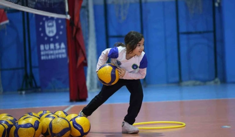 BURSA BÜYÜKŞEHİR BELEDİYESİ TARAFINDAN DÜZENLENEN KIŞ SPOR OKULLARI’NDA YENİ DÖNEM 3 EKİM CUMARTESİ GÜNÜ BAŞLIYOR. 4-16 YAŞ ARALIĞINDAKİ ÇOCUKLARI KAPSAYAN EĞİTİMLER, 12 FARKLI BRANŞTA GERÇEKLEŞTİRİLECEK.