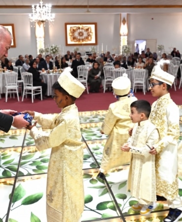 KARACABEY BELEDİYESİ, İLÇENİN SOSYAL YAŞAMINA YENİ BİR SOLUK GETİRECEK MİHALİÇ DÜĞÜN SALONU’NU 3 EKİM CUMARTESİ GÜNÜ DÜZENLENECEK TÖRENLE HİZMETE AÇIYOR. SAAT 12.30’DAKİ AÇILIŞ PROGRAMI, BELEDİYENİN GELENEKSEL HALE GETİRDİĞİ SÜNNET ŞÖLENİ İLE TAÇLANACAK; 27 ÇOCUĞUN MUTLULUĞU KARACABEYLİLERLE BİRLİKTE PAYLAŞILACAK. BELEDİYE BAŞKANI FATİH KARABATI, TÜM HEMŞEHRİLERİNİ BU ÖZEL GÜNE DAVET ETTİ.