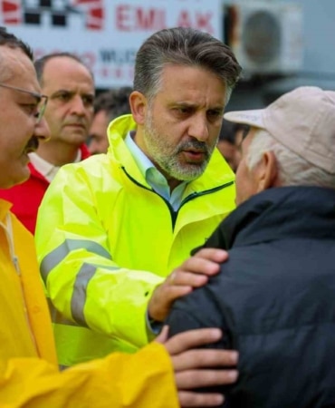 BURSA BÜYÜKŞEHİR BELEDİYE BAŞKAN VEKİLİ ŞAHİN BİBA, İL GENELİNDE ETKİLİ OLAN YAĞIŞIN ARDINDAN SEL VE SU BASKINI YAŞANAN MUDANYA’NIN ESENCE MAHALLESİ’NDE İNCELEMELERDE BULUNDU. VATANDAŞLARIN MAĞDURİYETLERİNİN GİDERİLİP YARALARIN SARILACAĞINI VURGULAYAN BAŞKAN VEKİLİ BİBA, İMAR PLANI BULUNMAYAN BÖLGEDE PLANLAMA VE ALTYAPI ÇALIŞMALARINA DA HIZ VERİLECEĞİNİ DUYURDU.